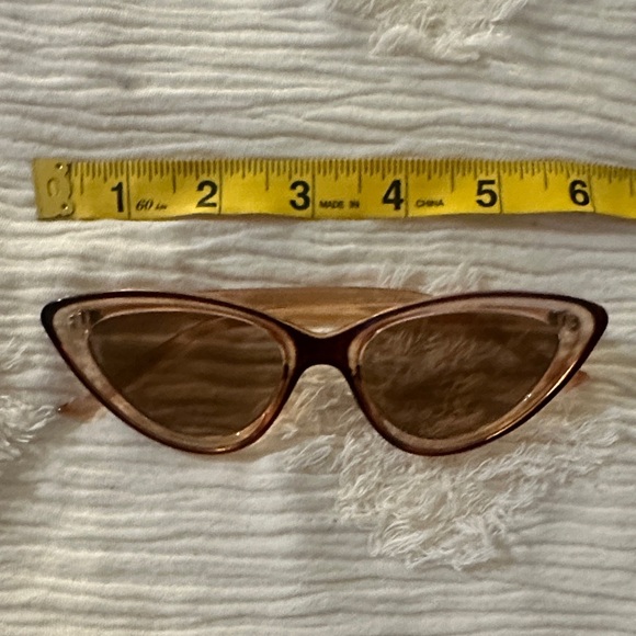 Stylish Brown Cat-Eye Sunglasses - Picture 3 of 3